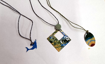 Smaltované prívesky 2025